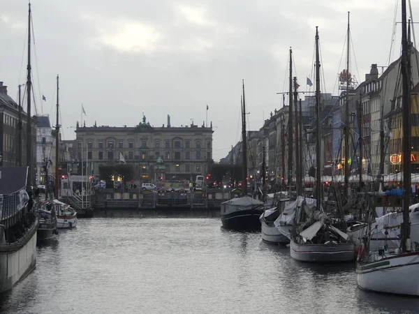 Вид на Nyhavn. Лодки стоят на пирсе Nyhavn в центре города — стоковое фото