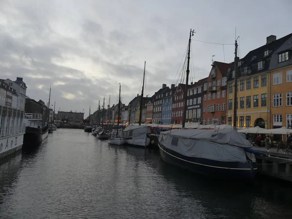 Вид на Nyhavn. Лодки стоят на пирсе Nyhavn в центре города — стоковое фото