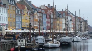 Kopenhag, Danimarka-Mart 2019: Nyhavn görünümü. Şehir merkezindeki Nyhavn iskelesinde tekneler ayakta.