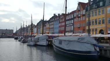 Kopenhag, Danimarka-Mart 2019: Nyhavn görünümü. Şehir merkezindeki Nyhavn iskelesinde tekneler ayakta.