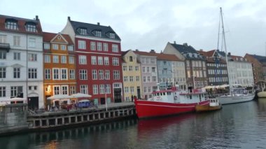 Kopenhag, Danimarka-Mart 2019: Nyhavn görünümü. Şehir merkezindeki Nyhavn iskelesinde tekneler ayakta.