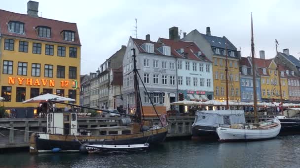 Copenhagen Dinamarca Marzo 2019 Vista Nyhavn Barcos Pie Muelle Nyhavn — Vídeos de Stock