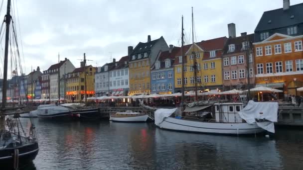 Copenhagen Dinamarca Marzo 2019 Vista Nyhavn Barcos Pie Muelle Nyhavn — Vídeos de Stock