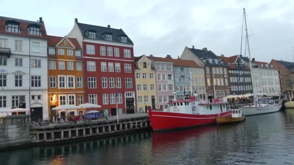 Copenhague Danemark Mars 2019 Vue Nyhavn Bateaux Debout Sur Jetée — Video