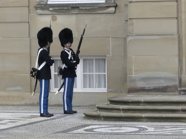 Kodaň, Dánsko-březen 2019: čestná stráž v Royal PA — Stock fotografie