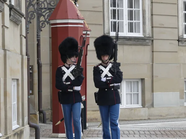 COPENHAGEN, DINAMARCA - MARÇO 2019: Guarda de honra no Royal Pa — Fotografia de Stock