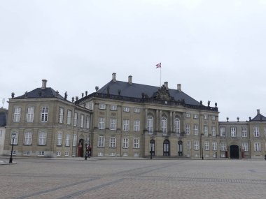 Kraliyet Sarayı Amalienborg görünümü. Dostun önündeki kare
