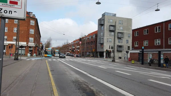 Autobus przyjeżdża na przystanek autobusowy. Pasażer naciśnie knopu na — Zdjęcie stockowe