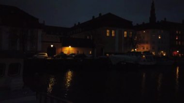 Kopenhag, Danimarka - Mart 2019: Konut ların görünümü, Christianshavn bölgesi. Kopenhag emlak. Tekne ve gemi iskelesi. Özel bir konutun pencereleri.