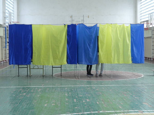 Президентские выборы на Украине. Люди голосуют за нового председателя
