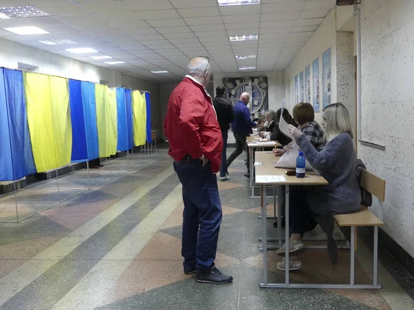Президентські вибори в Україні. Люди голосують за новим президентський — стокове фото