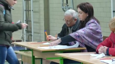 Kiev, Ukrayna - Nisan 2019: Ukrayna Cumhurbaşkanlığı Seçimi. İnsanlar ülkedeki yeni başkana oy veriyor. Oylama süreci.