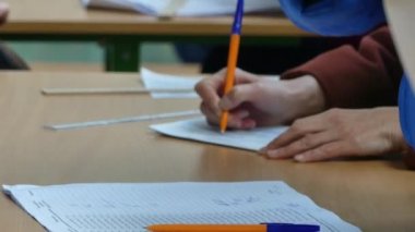 Kiev, Ukrayna - Nisan 2019: Ukrayna Cumhurbaşkanlığı Seçimi. İnsanlar ülkedeki yeni başkana oy veriyor. Oylama süreci.
