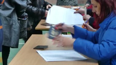 Kiev, Ukrayna - Nisan 2019: Ukrayna Cumhurbaşkanlığı Seçimi. İnsanlar ülkedeki yeni başkana oy veriyor. Oylama süreci.
