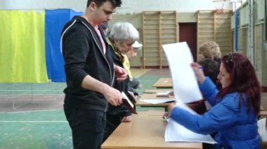 Kiev, Ukrayna - Nisan 2019: Ukrayna Cumhurbaşkanlığı Seçimi. İnsanlar ülkedeki yeni başkana oy veriyor. Oylama süreci.