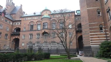 Kopenhag, Danimarka - Mart 2019: Kopenhag belediye binası ve Belediye Meydanı manzarası 