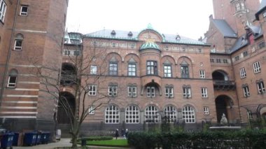 Kopenhag, Danimarka - Mart 2019: Kopenhag belediye binası ve Belediye Meydanı manzarası 