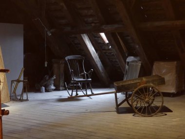 Tavan arasında eski sallanan sandalye. Tavan arasında eski bir sandalye. Sepet içinde 