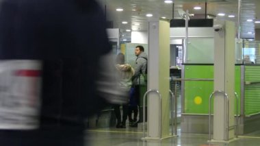 Kiev, Borispol, Ukrayna - Mart 2019: Yolcular havaalanında pasaport kontrolünden geçerler. Havaalanında sınır kontrolü.