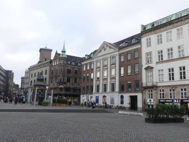 Kopenhag, Danimarka - Mart 2019: Turistler bir şehir str boyunca yürümek