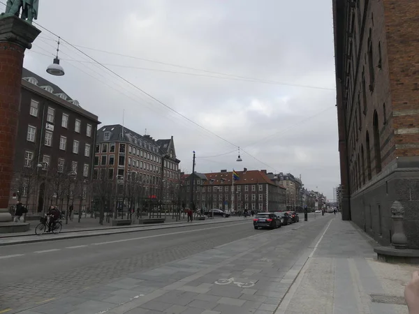 Kopenhaga, Dania-marzec 2019: turyści chodzą po miejskiej str — Zdjęcie stockowe