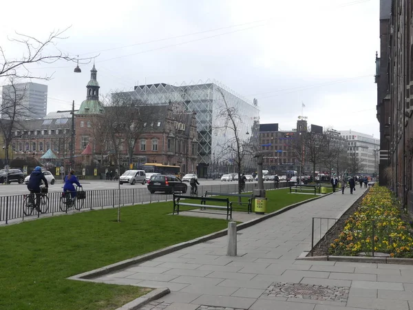 Kopenhaga, Dania-marzec 2019: turyści chodzą po miejskiej str — Zdjęcie stockowe