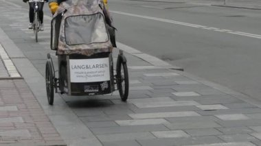 Kopenhag, Danimarka - Mart 2019: Turistler bir şehir caddesi boyunca yürüyor. Şehirde dolaş. Sokakların manzarası.