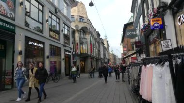 Kopenhag, Danimarka - Mart 2019: Turistler bir şehir caddesi boyunca yürüyor. Şehirde dolaş. Sokakların manzarası.