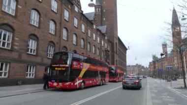 Kopenhag, Danimarka - Mart 2019: Hop On Hop Off turist otobüsünde yolcular biniyor. Turist otobüsü turu.