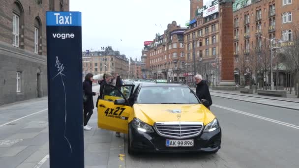Копенгаген Денмарк Март 2019 Автомобили Такси Парковке Центре Города — стоковое видео