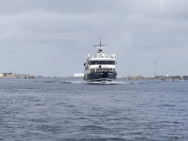 COPENHAGEN, DINAMARCA - MARÇO 2019: O navio a motor entra na cabina — Fotografia de Stock