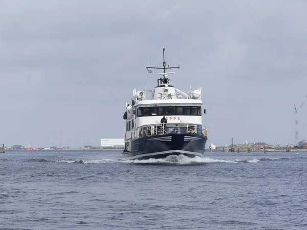 COPENHAGEN, DINAMARCA - MARÇO 2019: O navio a motor entra na cabina — Fotografia de Stock