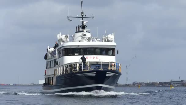 コペンハーゲン デンマーク 2019年3月 モーター船が港に入ります 船は港に向かって出航し クローズアップ — ストック動画