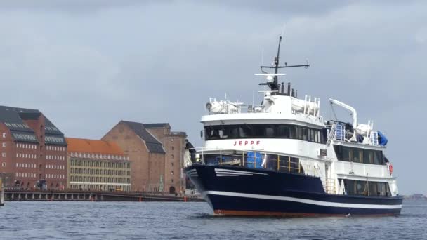 コペンハーゲン デンマーク 2019年3月 モーター船が港に入ります 船は港に向かって出航し クローズアップ — ストック動画