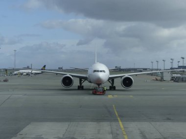 Kopenhag, Danimarka - Mart 2019: Havaalanında uçak 