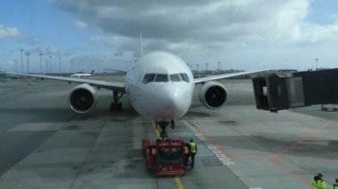 Kopenhag, Danimarka - Mart 2019: Uçak Kastrup Havaalanına iniyor. Havaalanında çalış 