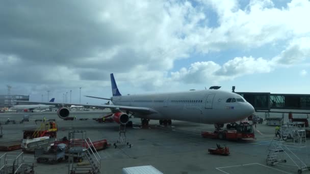 丹麦哥本哈根 2019年3月 飞机在卡斯特鲁普机场着陆 在卡斯特鲁普机场工作飞机停靠在跑道上 — 图库视频影像
