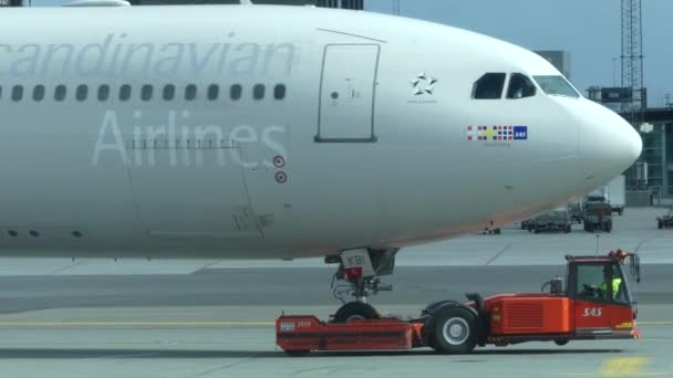 コペンハーゲン デンマーク 2019年3月 この飛行機はカストロップ空港に着陸しています ワーク空港 Kastup 飛行機は滑走路に座っている — ストック動画