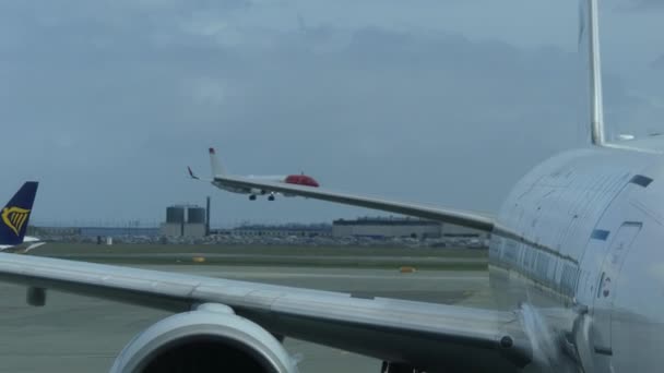 コペンハーゲン デンマーク 2019年3月 この飛行機はカストロップ空港に着陸しています ワーク空港 Kastup 飛行機は滑走路に座っている — ストック動画