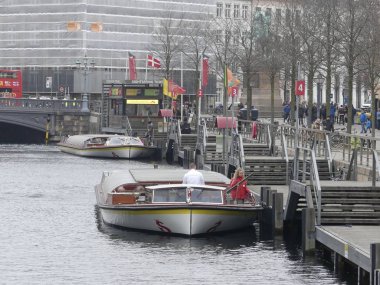 Kopenhag, Danimarka - Mart 2019: Kanalda turist teknesi gezisi