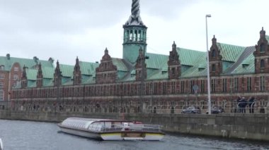 Kopenhag, Danimarka - Mart 2019: Şehrin kanallarında turist teknesi gezisi. Şehir merkezinde nehir üzerinde yelken yolcuları ile Motorlu gemi. Tekne gezisi. 