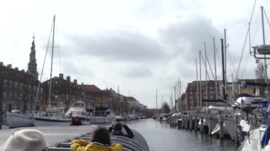 Kopenhag, Danimarka - Mart 2019: Şehrin kanallarında turist teknesi gezisi. Şehir merkezinde nehir üzerinde yelken yolcuları ile Motorlu gemi. Tekne gezisi. Turistler manzaraları fotoğraf çekmek.