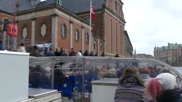Kopenhag Danimarka Mart 2019 Şehrin Kanallarında Turist Teknesi Gezisi Şehir — Stok video