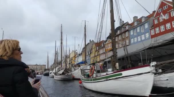 Copenhaga Dinamarca Março 2019 Passeio Barco Turístico Nos Canais Cidade — Vídeo de Stock