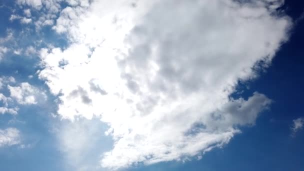 Nuvens Trovão Estão Mudar Céu Azul Nuvens Flutuam Pelo Céu — Vídeo de Stock