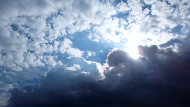 Las Nubes Trueno Están Cambiando Cielo Azul Las Nubes Flotan — Vídeos de Stock