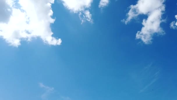 Thunderclouds Förändras Blå Himmel Molnen Flyter Över Himlen Molnen Flyter — Stockvideo