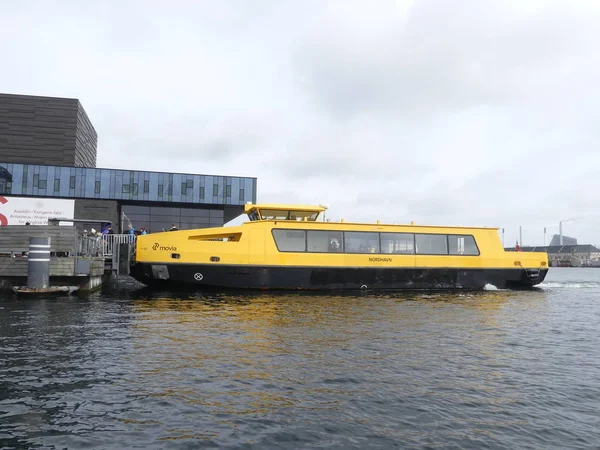 COPENHAGEN, DINAMARCA - MARÇO 2019: O ônibus aquático flutua ao longo do — Fotografia de Stock