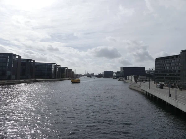 COPENHAGUE, DANEMARK - MARS 2019 : Le bateau-bus flotte le long de la — Photo