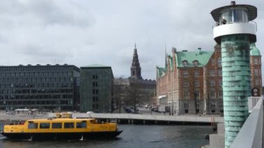 Kopenhag, Danimarka - Mart 2019: Su otobüsü şehrin kanalı boyunca yüzüyor. Konut ların görünümü, Christianshavn semt. 